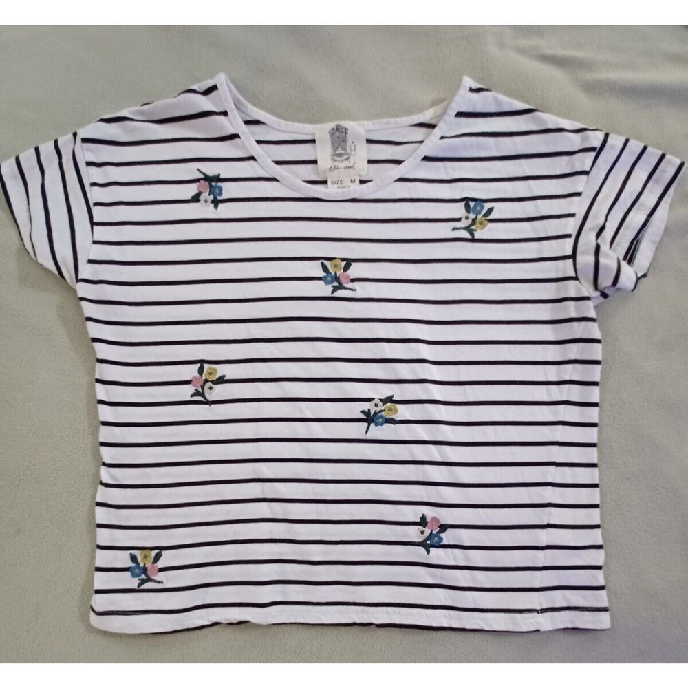 LILI'S CLOSET WOMEN STRIPED FLORAL EMBROIDERY SHIRT. SHORT SLEEVE. SIZE M